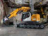 Liebherr-Raupenbagger arbeitet unter Tage