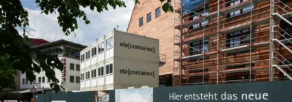 Moderne Containeranlage als Baustellenbüro