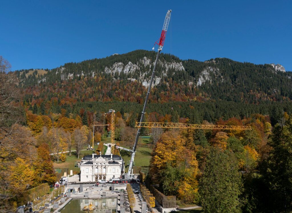 Autokran beim Einsatz am Schloss Linderhof