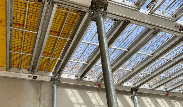 Fallkopfsystem von Ischebeck mit eingehängten Hauptträgern und Mesh-Paneelen