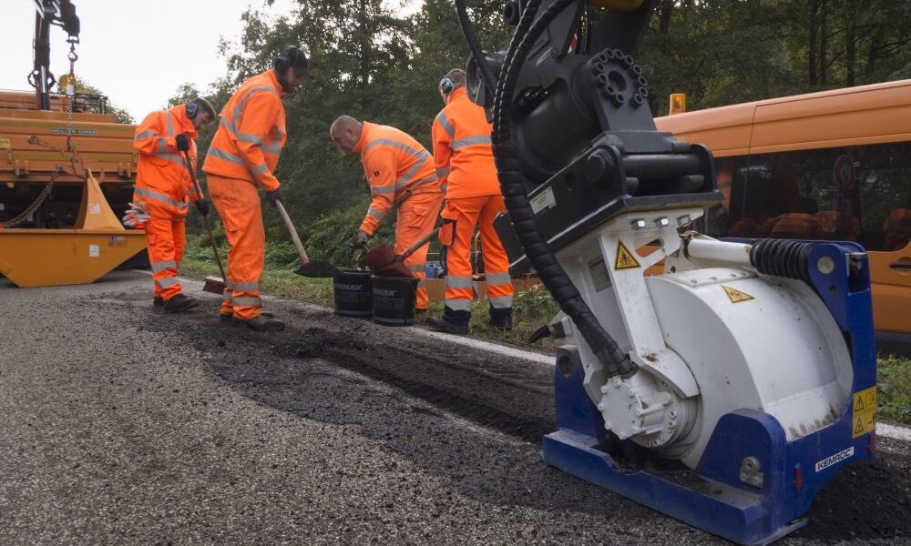 Kemroc-Flächenfräse EX30 HD an einem Bagger zur Straßenreparatur