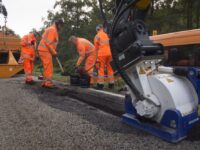 Straßenreparatur mit Bagger und Kemroc-Flächenfräse