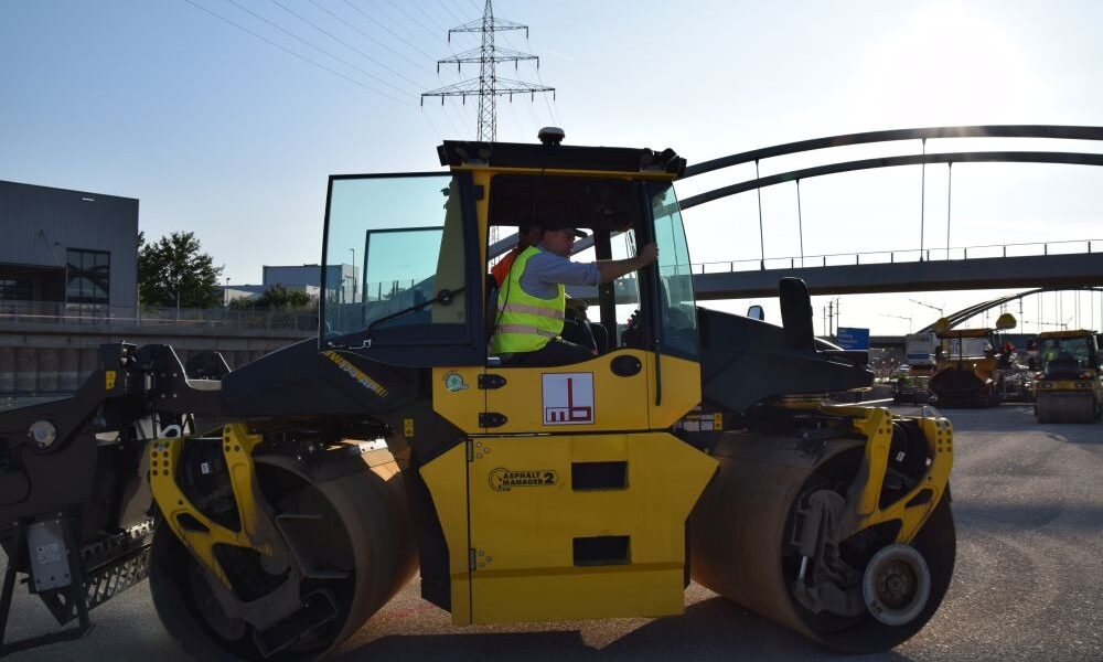 Tandemwalze BW 174 AP Hybrid von Bomag auf einer Baustelle