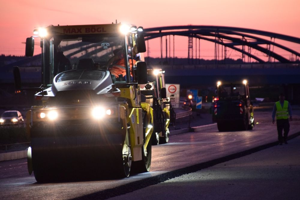 Tandemwalze auf einer Baustelle bei Nacht