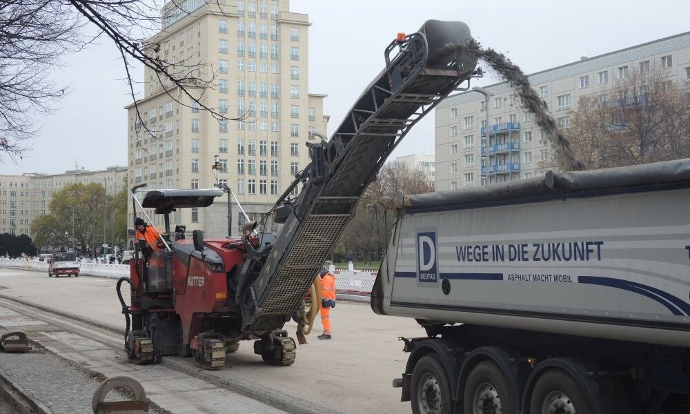 Die Betondecke über einer U-Bahn wird mit einer Kompaktfräse profiliert