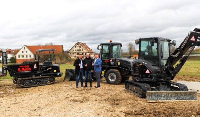 Lehrmaschine an Fahrschule übergeben