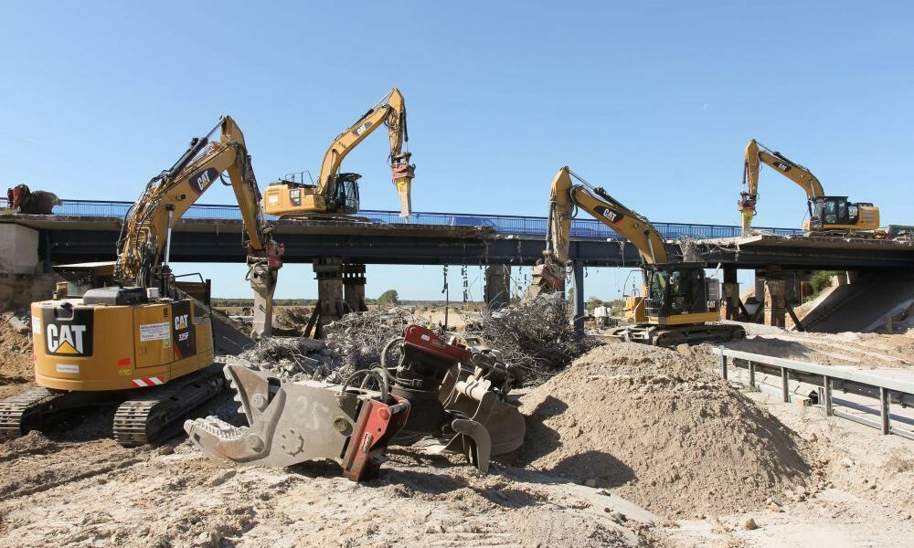 Zwei Kettenbagger mit Schnellwechsler beim Brückenrückbau