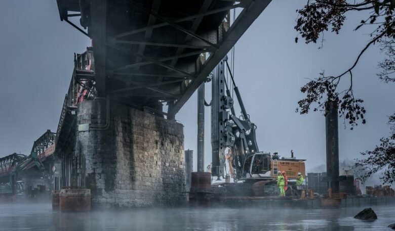 Sanierung einer Brücke mit Bohrgerät