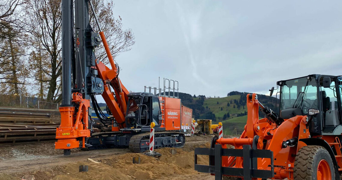 Cat-Radlader 910M und Bohrgerät BG 203 im Baustelleneinsatz