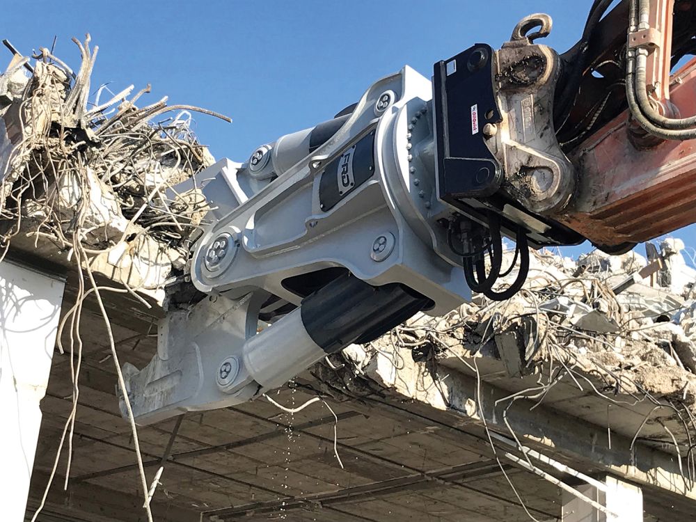 Hydraulikhammer an einem Bagger reisst eine Brücke ein