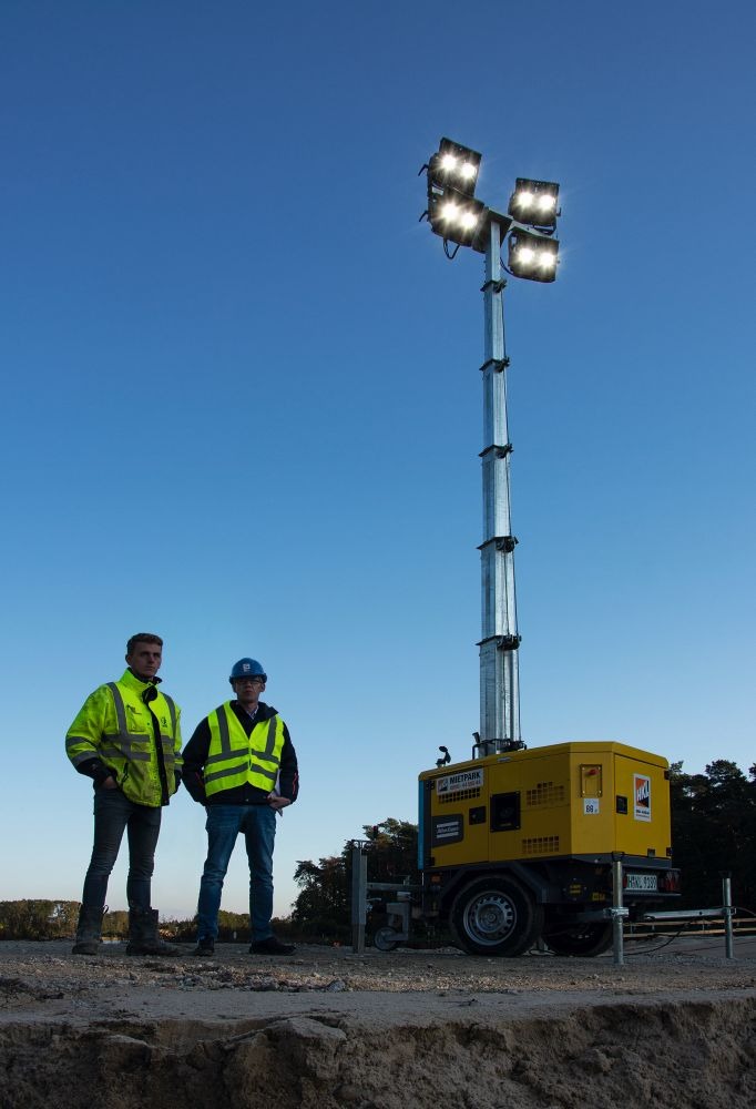 LED-Lichtmasten erhellen die Grube im Wasserbau LED-Lichtmast auf einer Baustelle
