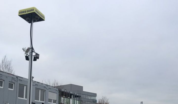 Videoüberwachungsturm auf einer Baustelle