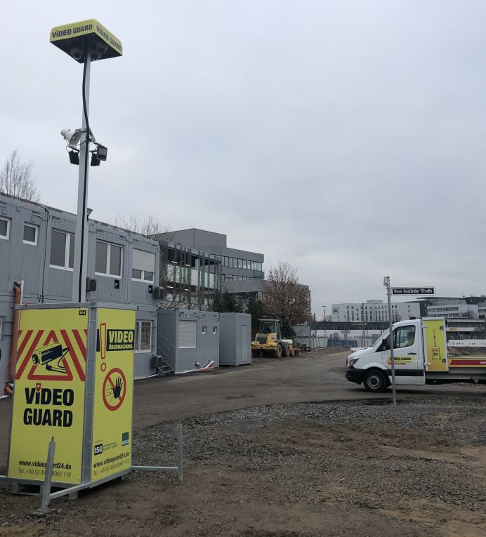 Videoüberwachungsturm auf einer Baustelle