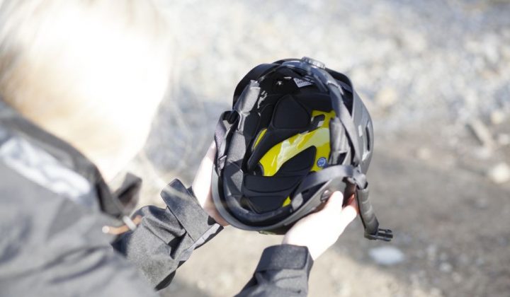 Schutzhelm für die Baustelle mit Hirnschutzsystem