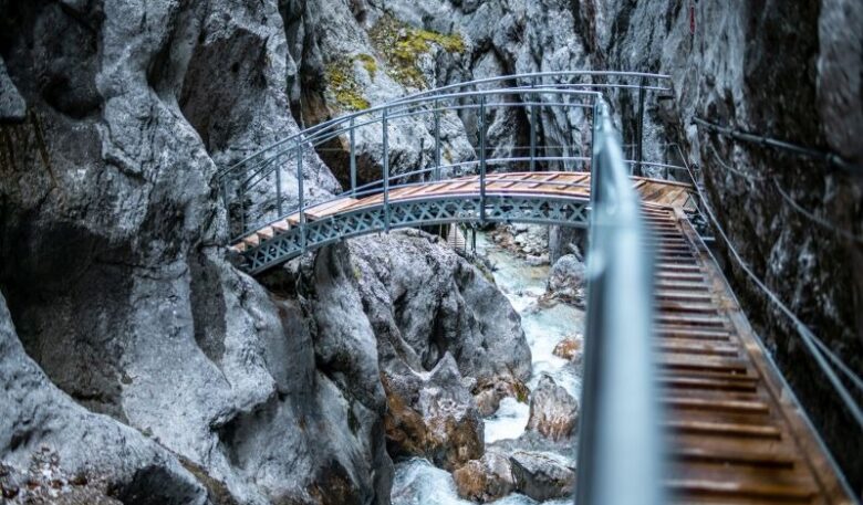 Neue Brücke und Stege für die Höllentalklamm