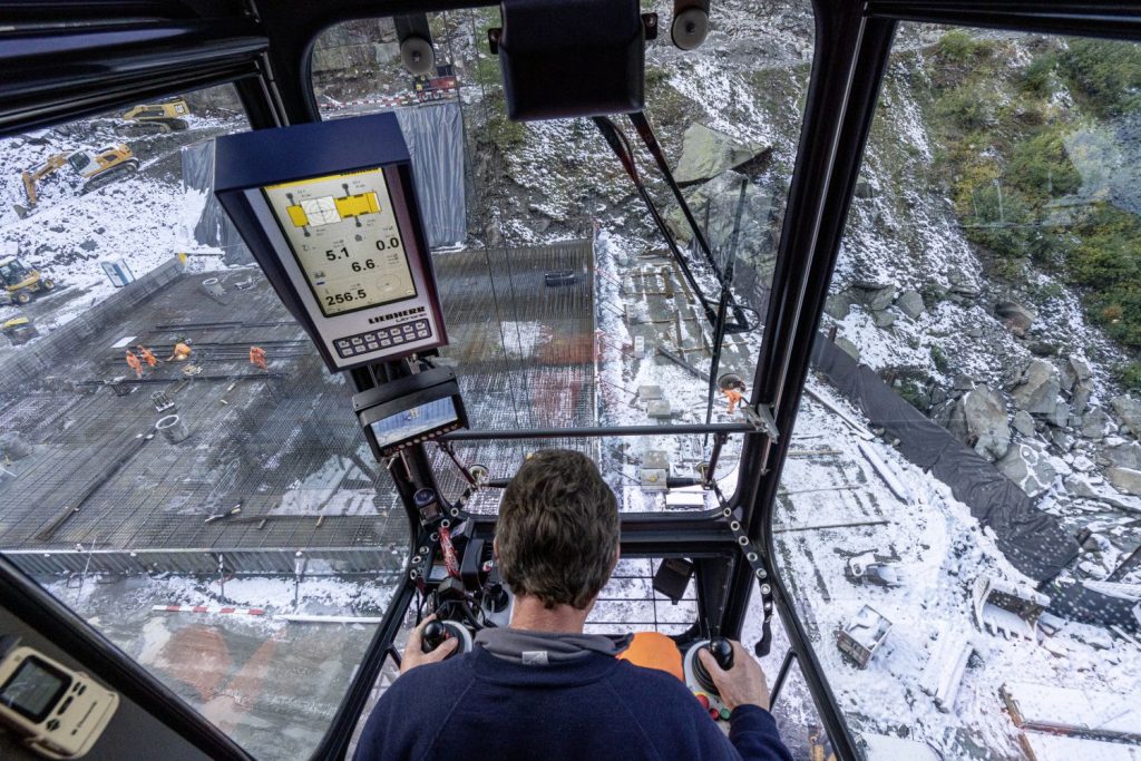 Blick aus der Fahrerkabine des Liebherr-Mobilbaukran MK 88 Plus