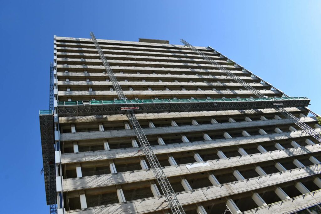 Blickfang am Bielefelder Fernmeldehochhaus Scanclimber Kletterbühne
