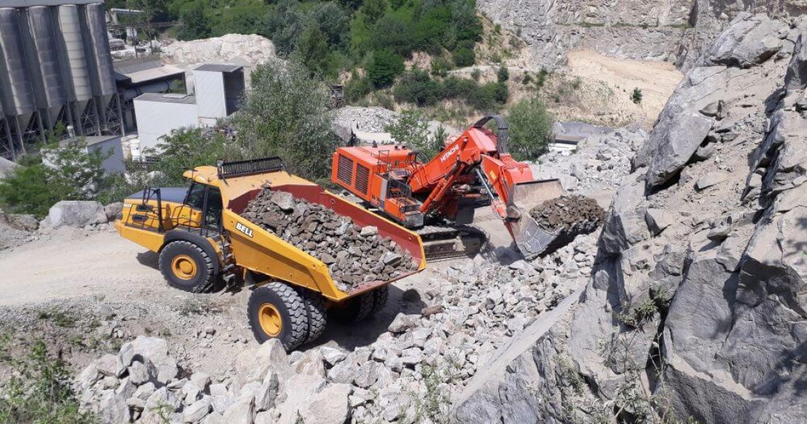 Hitachi-Raupenbagger ZX870-3 und Bell-Muldenkipper B60E