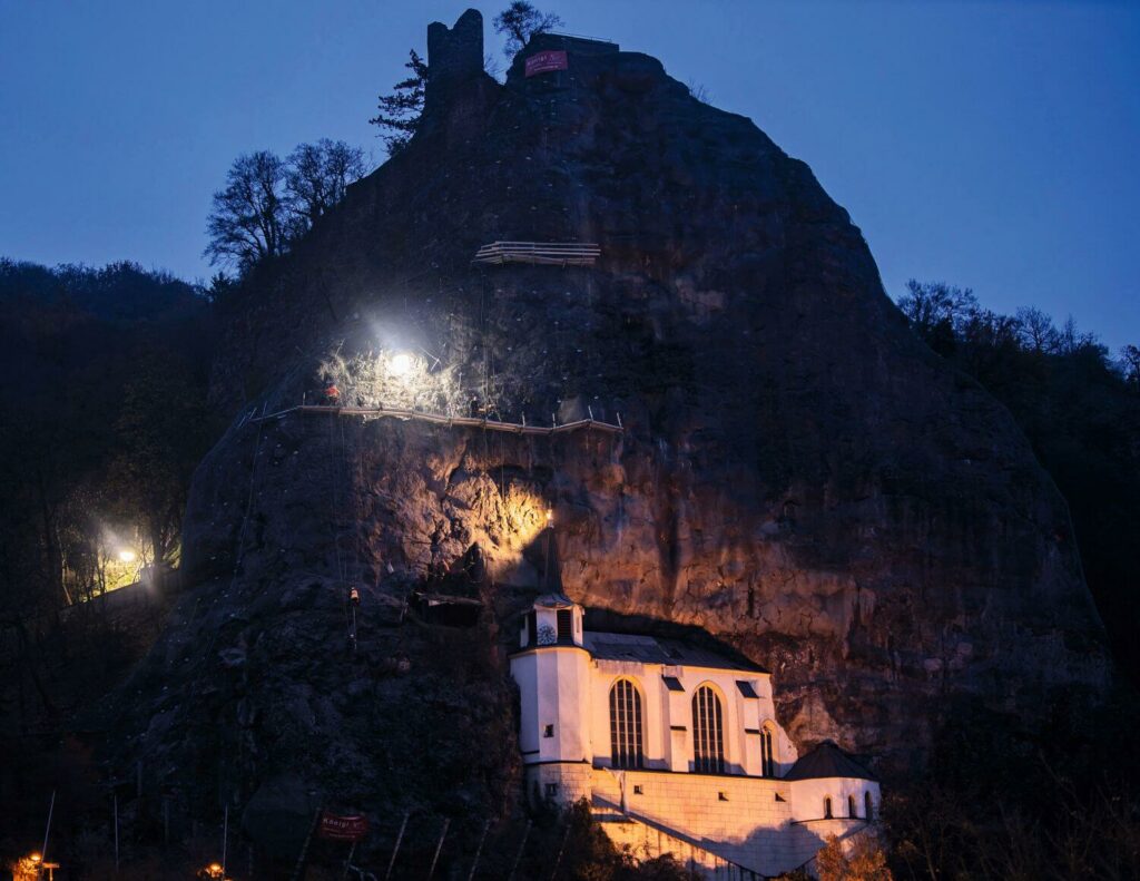 Felsenkirche in Idar-Oberstein mit LED-Strahlern beleuchtet