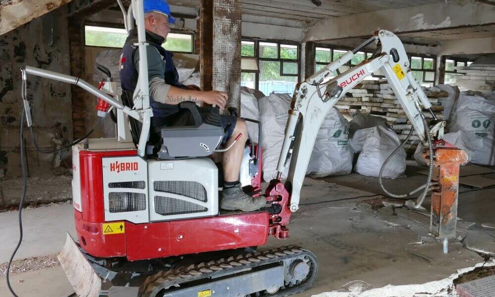 Takeuchi-Hybridbagger TB 210 RH bei Entkernungsarbeiten