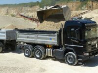 Scania G 450 XT 6×4 mit Zentralachs-Anhänger von Meiller