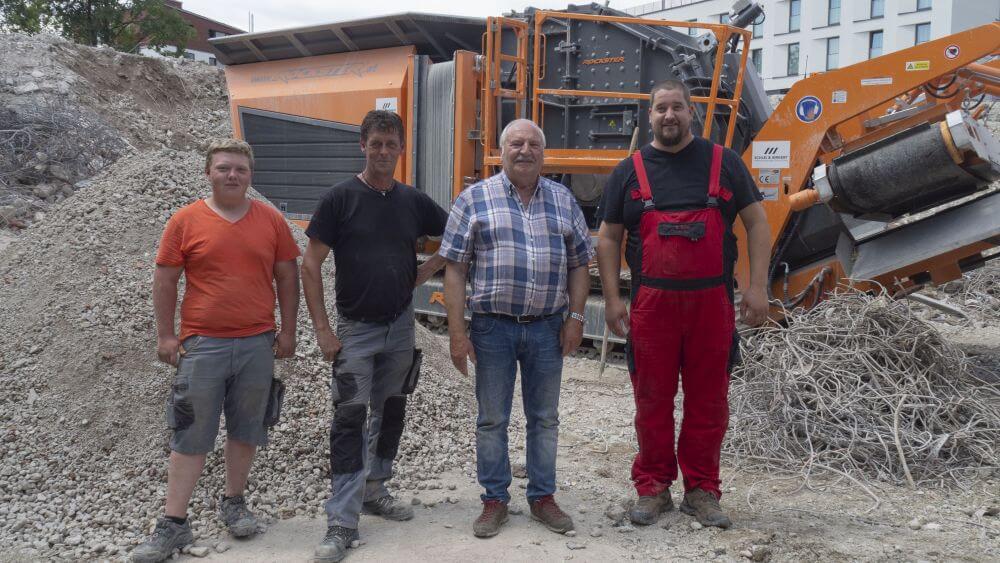 Maschinist Tobias Poschinger, Baustellenleiter Markus Falschlunger, Inhaber Anton Sedlmaier und Rockster-Händler Sandor Schlei