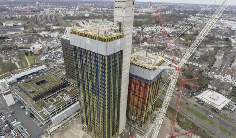 Doka-Selbstkletterschalung mit Einhausung beim Rückbau der Deutschen Welle