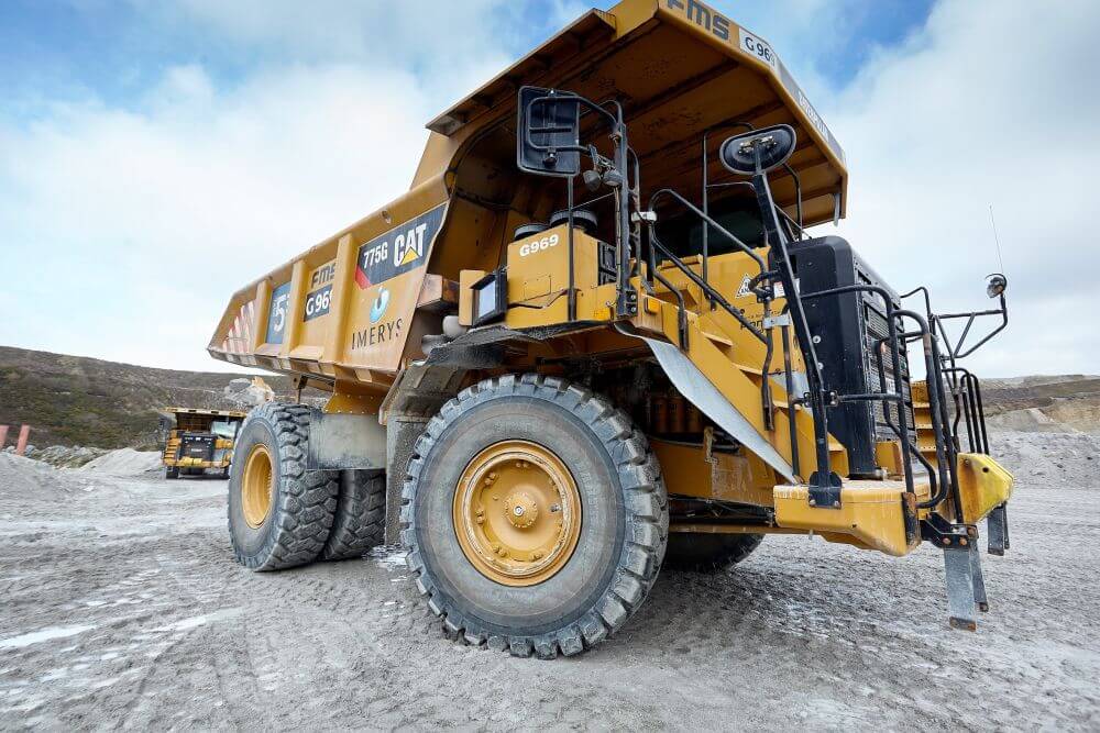 Der Gruben-Spezialist Cat-Kipper 775G mit BKT Earthmax SR 45 M