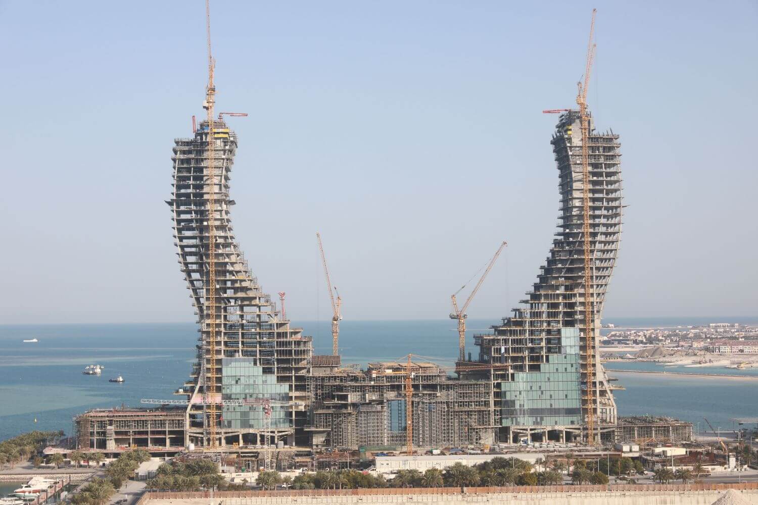 Doka-Selbstkletterschalung SKE50 und das Klettersystem 150F an Kataro Towers in Katar