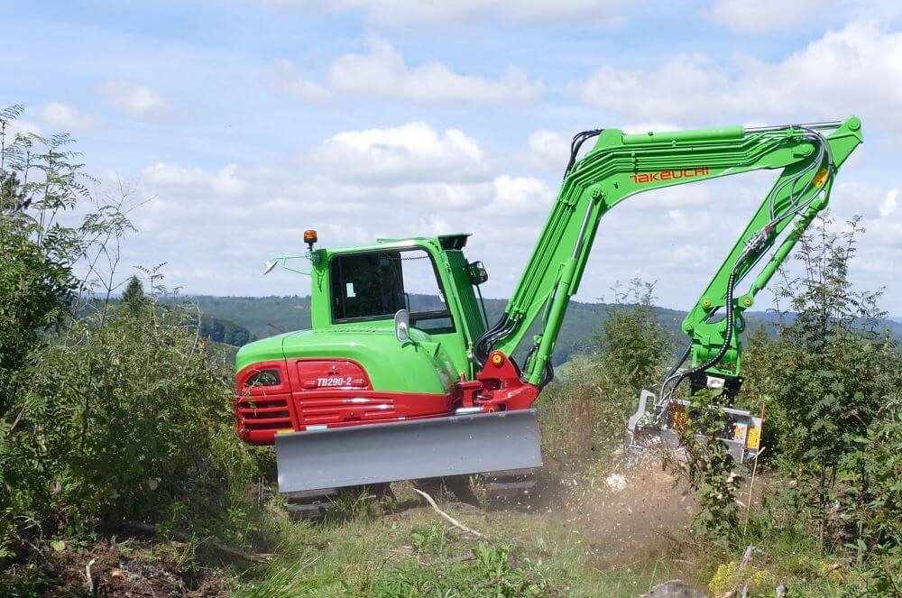 Takeuchi-Bagger mit Anbaumulcher