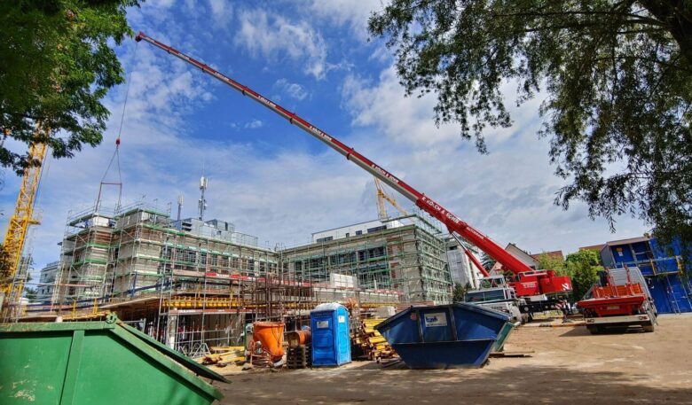 Schwerlasteinsatz am ehemaligen Puma-Gebäude