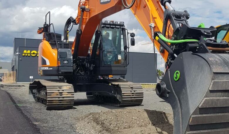 Vorgerüstete Kettenbagger