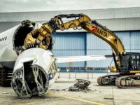 Cat-Kettenbagger zerlegt Airbus