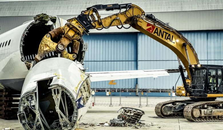 Cat-Kettenbagger zerlegt Airbus