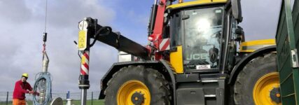 JCB-Traktor mit aufgesetztem Fassi-Ladekran