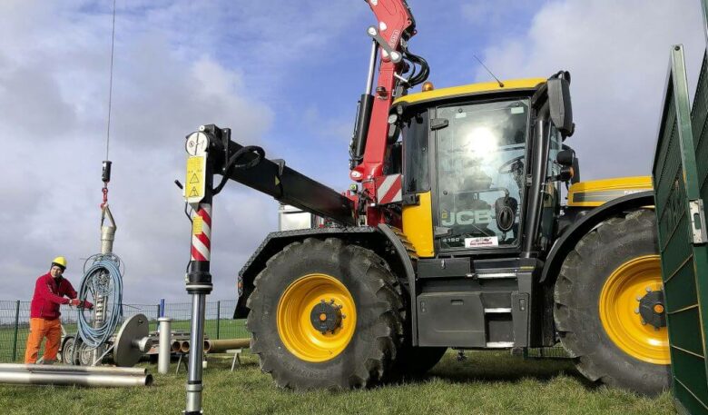 JCB-Traktor mit aufgesetztem Fassi-Ladekran