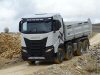 Iveco X-Way 8×4-Kipper mit Meiller-Dreiseitenkipper