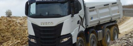 Iveco X-Way 8×4-Kipper mit Meiller-Dreiseitenkipper