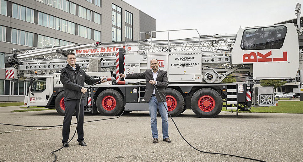 Jörg Hegestweiler (BKL Baukran Logistik) und Markus Burgstall (Liebherr-Werk Biberach)