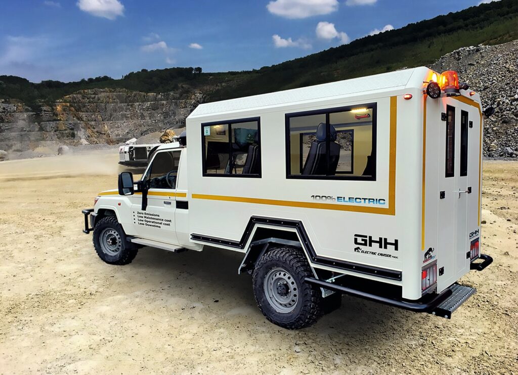 E-Pick-up als Personentransporter Toyota Landcruiser mit Offroad-Aufbau