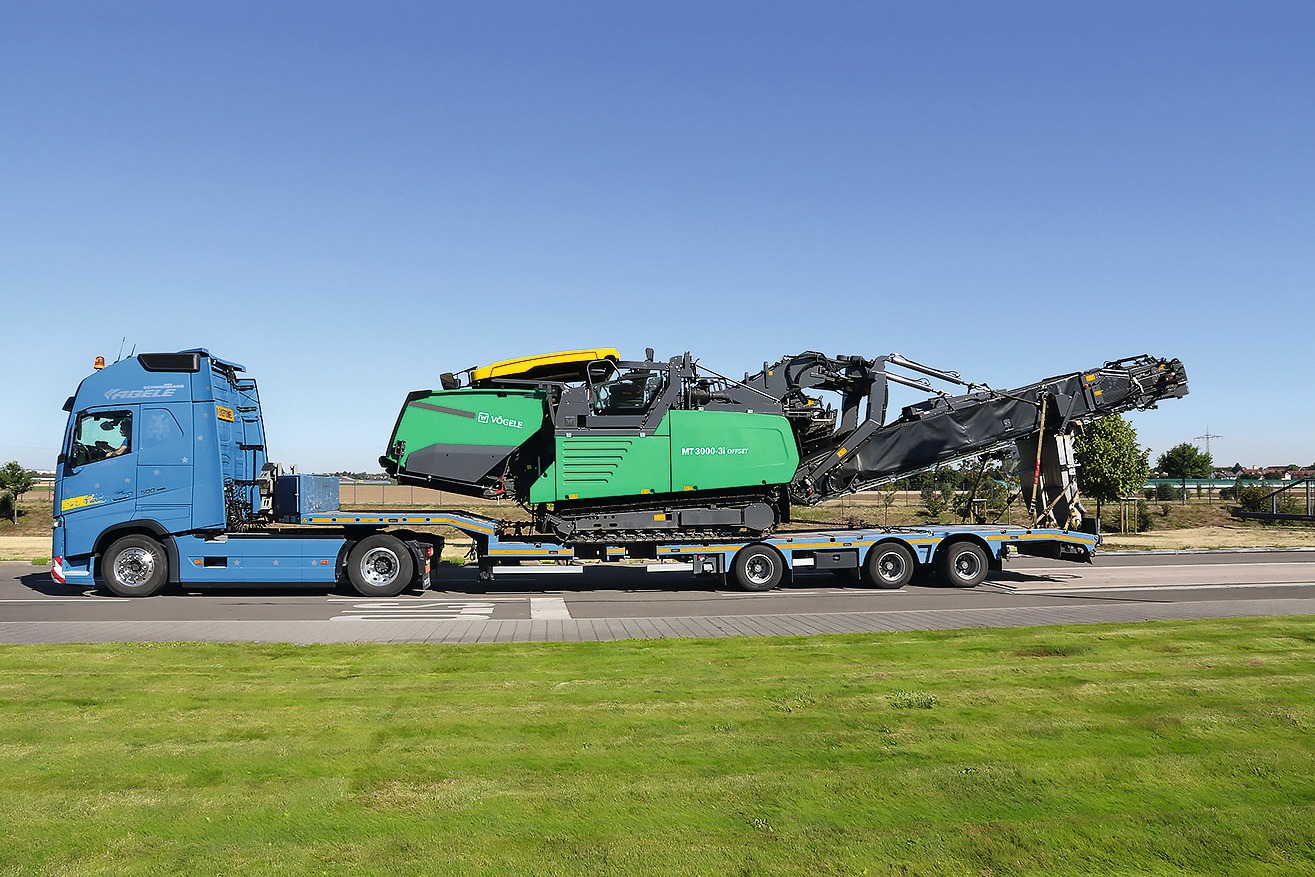 Beschicker-Transport auf Tieflader