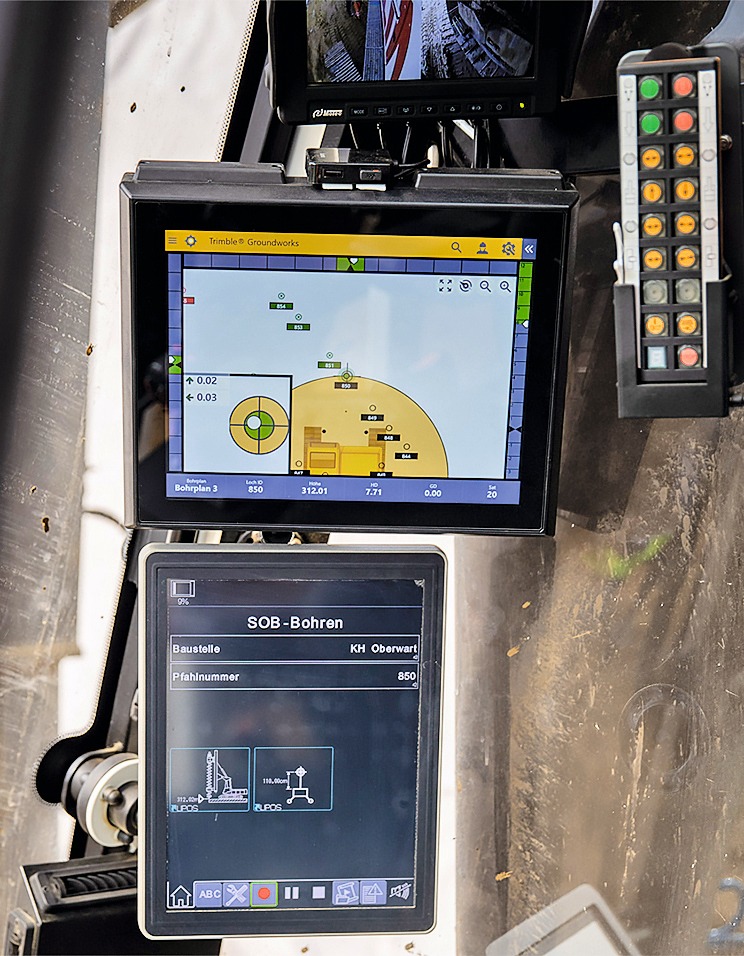 Lipos-Monitor in der Fahrerkabine eines Baggers