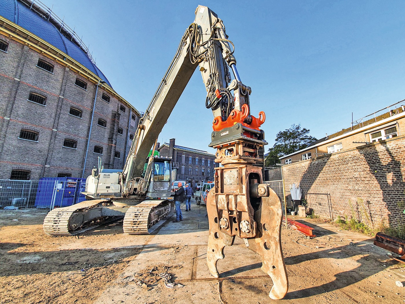 Abrissbagger mit Betonschere