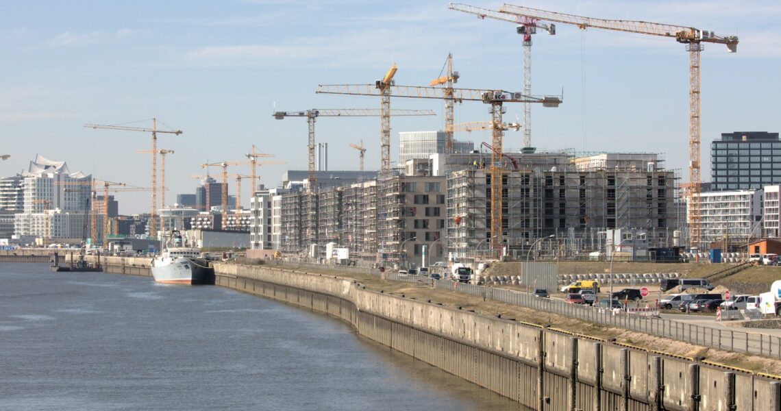 25 Liebherr-Turmdrehkrane am Überseequartier in Hamburg