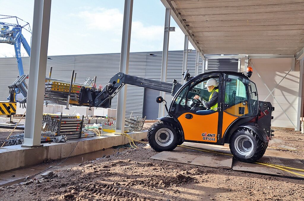 Tobroco Giant Teleskoplader GT5048 auf einer Baustelle