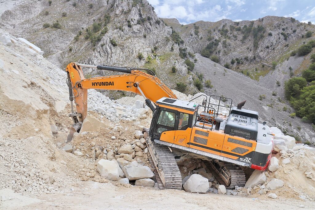 Hyundai Raupenbagger HX520L in einem Steinbruch