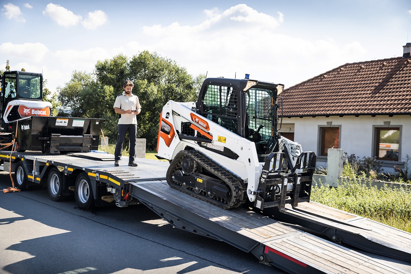 Ein Mann steuert einen Kompaktlader mit der Bobcat Max Control Fernsteuerung