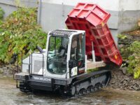 Dumper-Bagger-Duo beseitigt Hochwasserschäden
