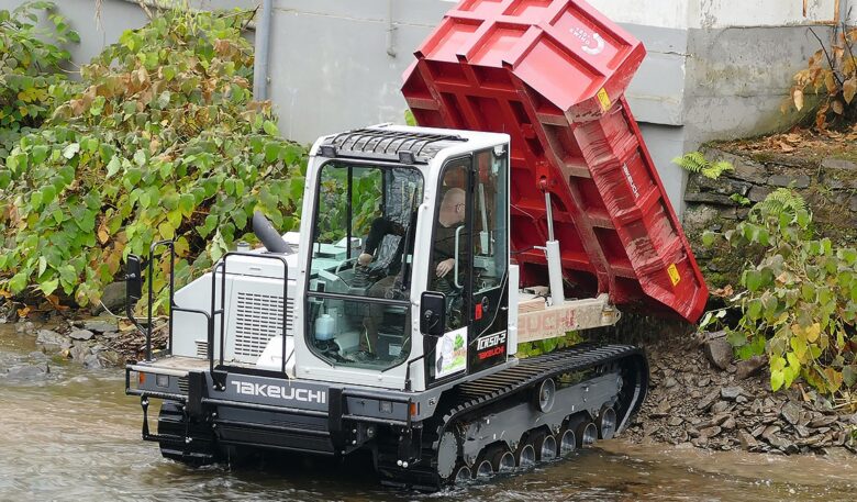 Dumper-Bagger-Duo beseitigt Hochwasserschäden