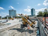 Baugrube für neues Büro-Hochhaus